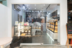 勾勾手烘焙房店面選用地鉸鏈推拉門